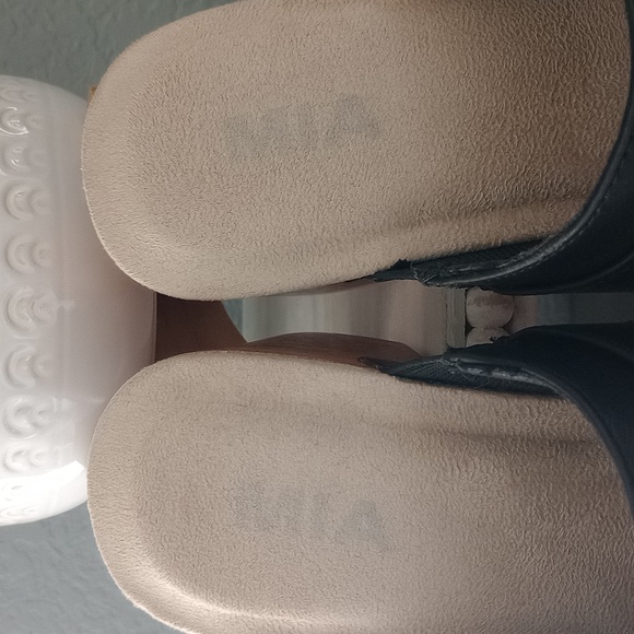 Mia Clogs - Picture 2 of 8